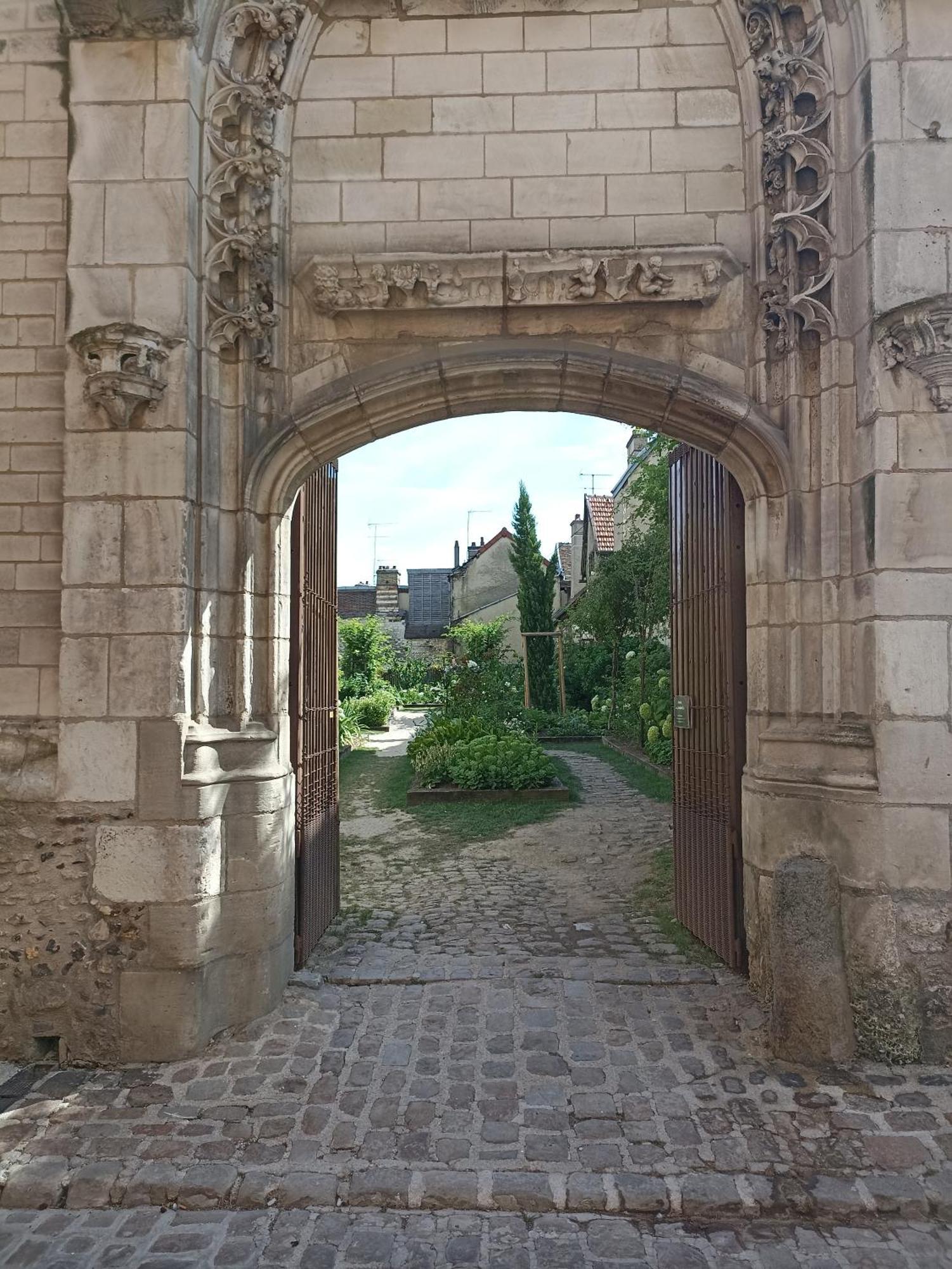 Le Logis Du Clocher Troyes Habitación foto